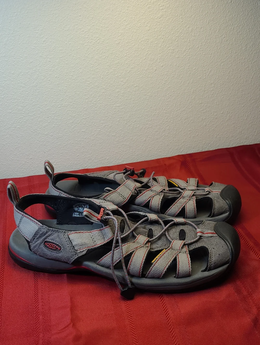 Keen Mens Clearwater CNX Hybrid Waterproof Grey and Red-Accented Water Shoe 10.5